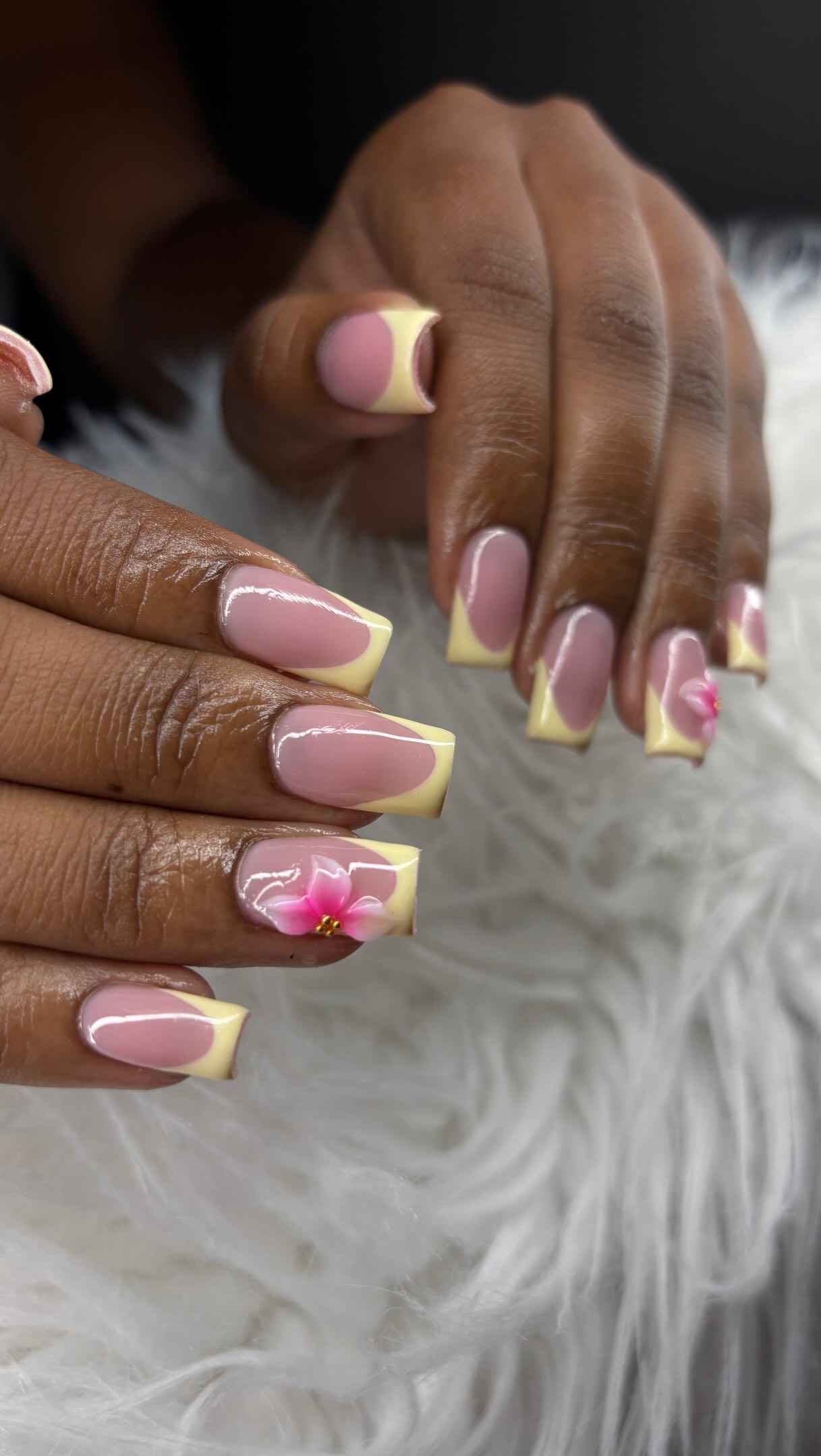 French jaune pâle avec fleur rose