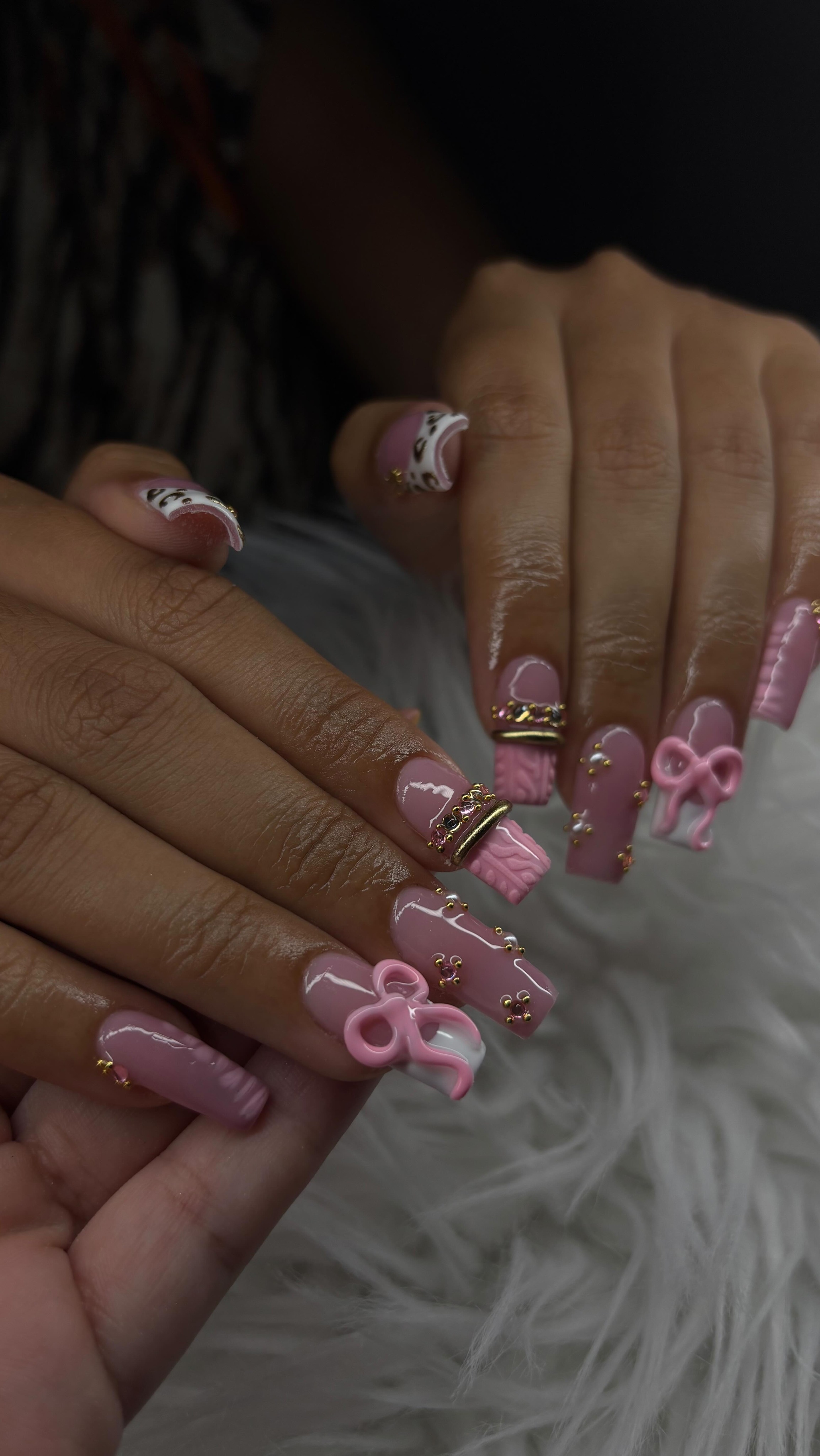 Ongles roses avec nœuds 3D et chaînes