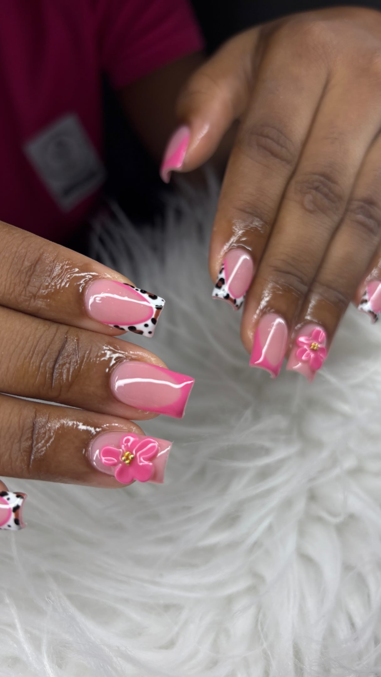 Ongles roses imprimé vache et fleurs