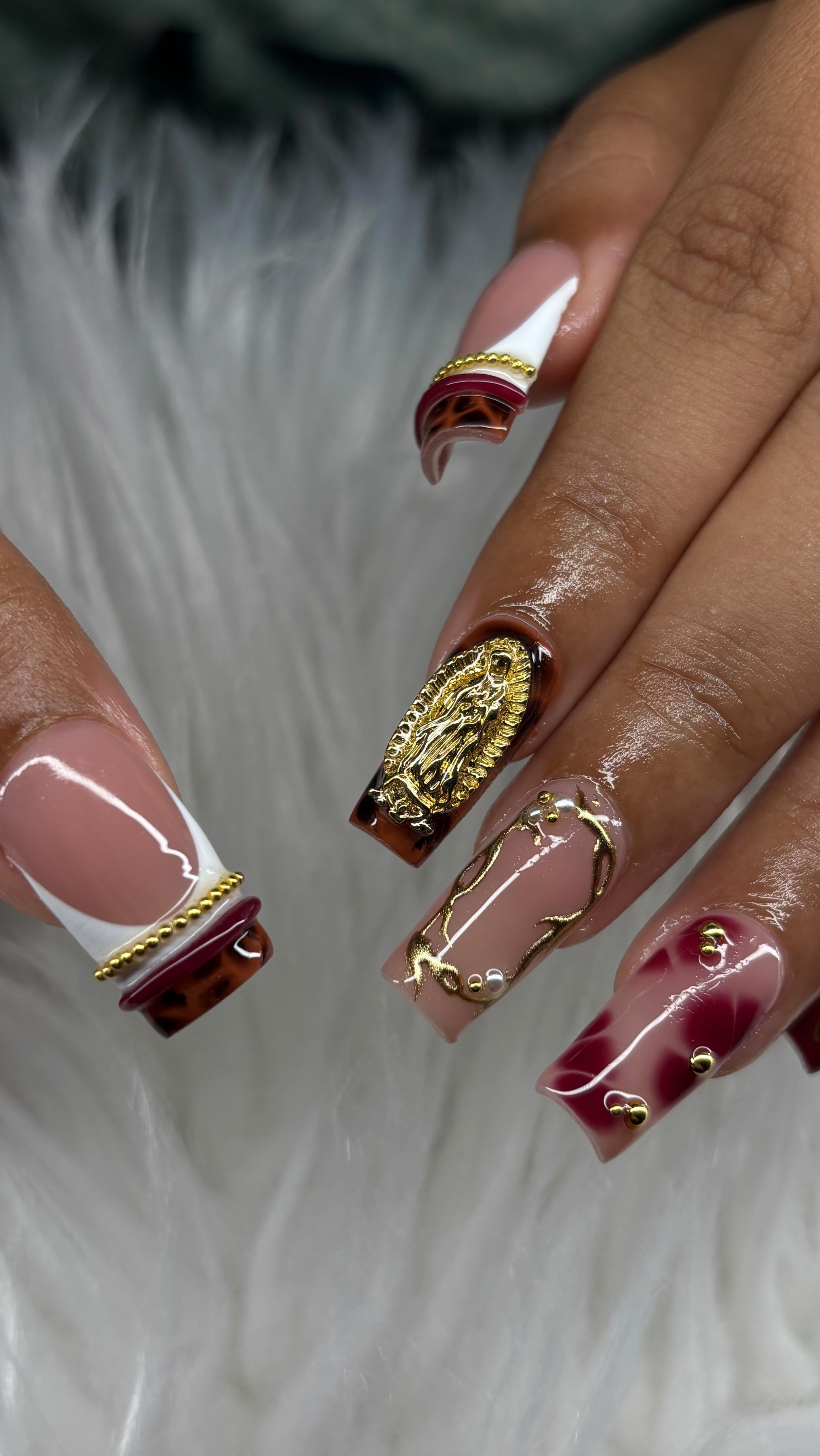 Ongles sculptés marron or avec vierge